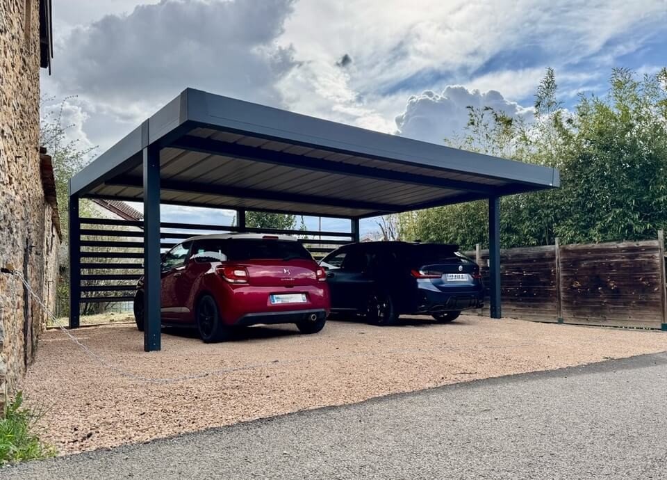 Carport aluminium double sur mesure ANAVI à Denicé (Rhône), toiture prête à recevoir des panneaux solaires